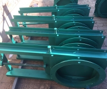 手動(dòng)插板閥采用優(yōu)質(zhì)碳素鋼焊接而成，廣泛應用于冶金、碳素、化工、建材等行業(yè)。多用于煙氣凈化系統的煙氣管路系統中煙氣調節、切換作用