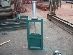 氣動(dòng)插板閥主要由框架、閘板、絲桿、螺母等零件構成，用手轉動(dòng)手輪使絲桿帶著(zhù)絲桿螺母和閘板沿水平方向往復運動(dòng)，達到閘門(mén)的啟閉目的