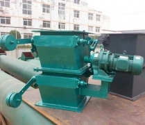 雙層單（雙）門(mén)電動(dòng)鎖風(fēng)翻板閥又名鎖風(fēng)喂料機，由減速器帶傳動(dòng)桿通過(guò)曲柄、凸輪及連桿分別帶動(dòng)上、下兩傳動(dòng)軸旋轉，交互開(kāi)啟