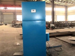 單機收塵器是由人工焊接，由于焊接處有或多或少的漏氣，使袋室氣體溫度低于露點(diǎn)，濾袋就會(huì )受潮，致使灰塵不是松散地