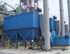 生物質(zhì)鍋爐除塵器采用下進(jìn)風(fēng)，對含塵氣體起到預收塵的作用，避免了含塵氣體直接沖刷布袋，降低了含塵氣體的粉塵濃度，延長(cháng)了濾袋與脈沖電磁閥的壽命。