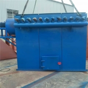 它集分室反吹和脈沖噴吹等諸類(lèi)收塵器的優(yōu)點(diǎn)，克服了分室反吹時(shí)動(dòng)能強度不夠，過(guò)濾與清灰同時(shí)進(jìn)行的缺點(diǎn)，因而使袋式收塵器增加了使用適應性，提高了收塵效率。