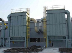 ZC-Ⅱ型回轉反吹扁袋除塵器是一種新型的先進(jìn)的布袋除塵器，運行多年來(lái)的實(shí)踐證明該除塵器具有高效、低阻維護簡(jiǎn)單及運行可靠等優(yōu)點(diǎn)