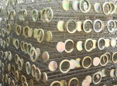 鍍鋅除塵骨架是除塵骨架焊接成型后經(jīng)理鍍鋅后處理表面。為除塵骨架美觀(guān)因素考慮，鍍鋅除塵骨架有普通鍍鋅和彩色鍍鋅兩種