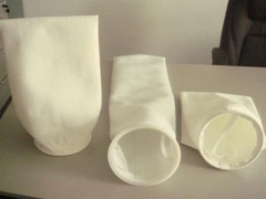 亞克力針刺氈除塵布袋是一種結構優(yōu)秀、性能優(yōu)良的新式耐高溫過(guò)濾材料，它不僅擁有玻纖織品耐高溫、耐腐蝕、大小一成不變的優(yōu)點(diǎn)