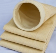  PPS除塵濾袋是我公司選用美國、日本等國生產(chǎn)的聚苯硫醚（PPS）纖維，按照其它耐高溫過(guò)濾氈的生產(chǎn)工藝制造、加工的過(guò)濾材料，為耐高溫過(guò)濾材料的主要品種之一