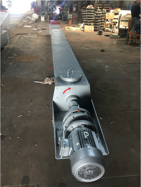 WLS無(wú)軸螺旋輸送機主要用于廢水處理， 造紙業(yè)、化學(xué)工業(yè)垃圾等行業(yè)輸送站附性較強的物料，糊狀粘稠物料(如化工原料、廢紙漿、麥芽、污泥等)以及易纏繞物料(如生活垃圾)， 具有獨