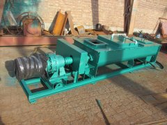 雙軸粉塵加濕機 是將粉狀物料進(jìn)行噴水拌和、混合的高效設備。粉塵加濕拌和機首要是用在火力發(fā)電廠(chǎng)的除塵器下，粉塵加濕拌和機也可供化工、冶金、礦山、建材等工作運用。粉塵加