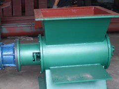 產(chǎn)品說(shuō)明： 星型卸料器 是一種廣泛應用在除塵器上的一種卸料裝置，是目前的卸料裝置之一。 星型卸料器 用于安裝在負壓下工作的卸料器的排料口處，上部接受 卸料器 排出的物料，