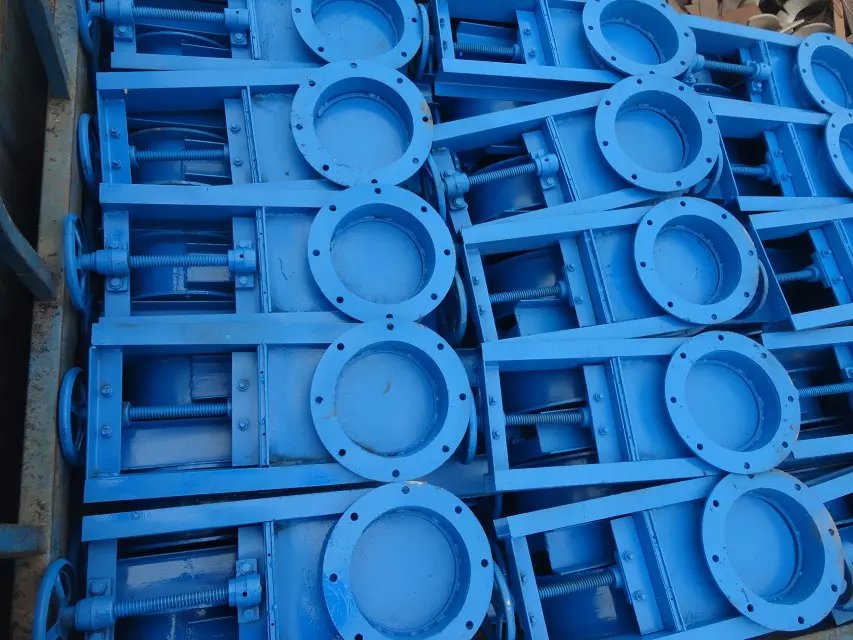 一、概述： 手動(dòng)插板閥具有閥體結構長(cháng)度短、重量輕、閥座密封面可免受介質(zhì)沖刷，密封面受壓均勻、貼合嚴密、在關(guān)閉過(guò)程中可將閥座密封面上的塵粒、焦油等刮走以及排污方便、防