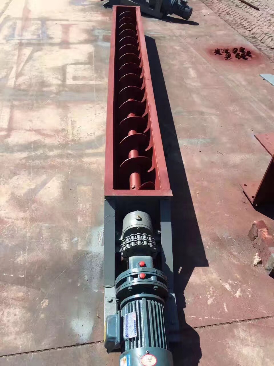 所 謂鉆井泥漿不落地 工藝，就是在鉆井施工過(guò)程中，改變挖循環(huán)池的傳統做法，利用工藝技術(shù)對巖屑和廢棄泥漿進(jìn)行處理，達標排放，廢水和部分泥漿進(jìn)行處理后再循環(huán)利用，減少土