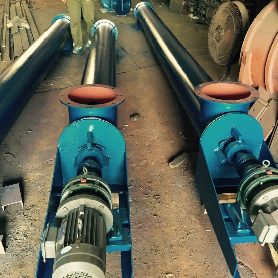 絞龍輸送機適用于顆?；蚍蹱钗锪系乃捷斔?，傾斜輸送，垂直輸送等形式。輸送距離根據畸形不同而不同，一般從2米到70米。 絞龍輸送機輸送原理：旋轉的螺旋葉片將物料推移而進(jìn)行