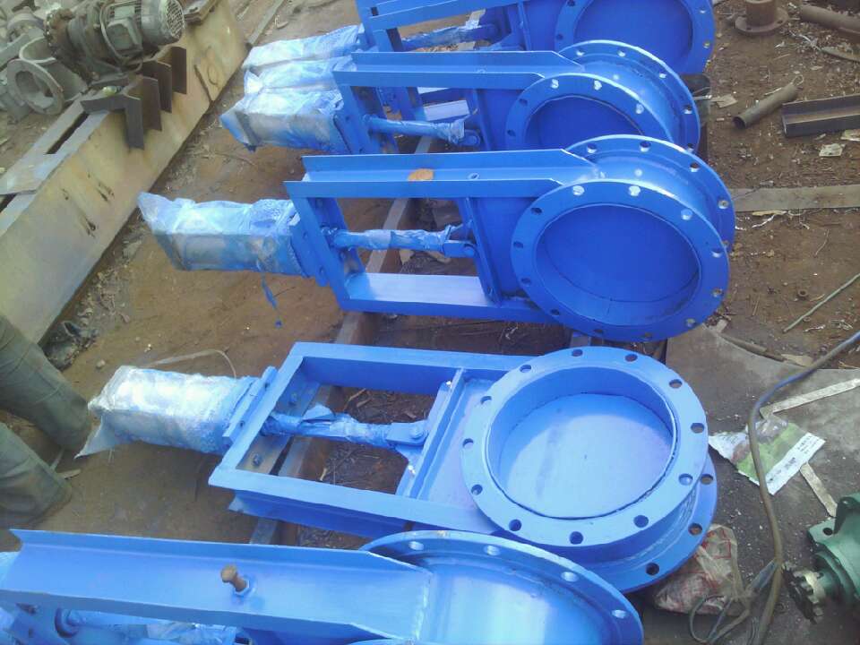 電動(dòng)單雙向插板閥 使用中注意事項及其特點(diǎn)： 電動(dòng)單雙向插板閥的啟閉件是閘板，閘板的運動(dòng)方向與流體方向相垂直，插板閥只能作全開(kāi)和全關(guān)，不能作調節和節流。 電動(dòng)單雙向插板