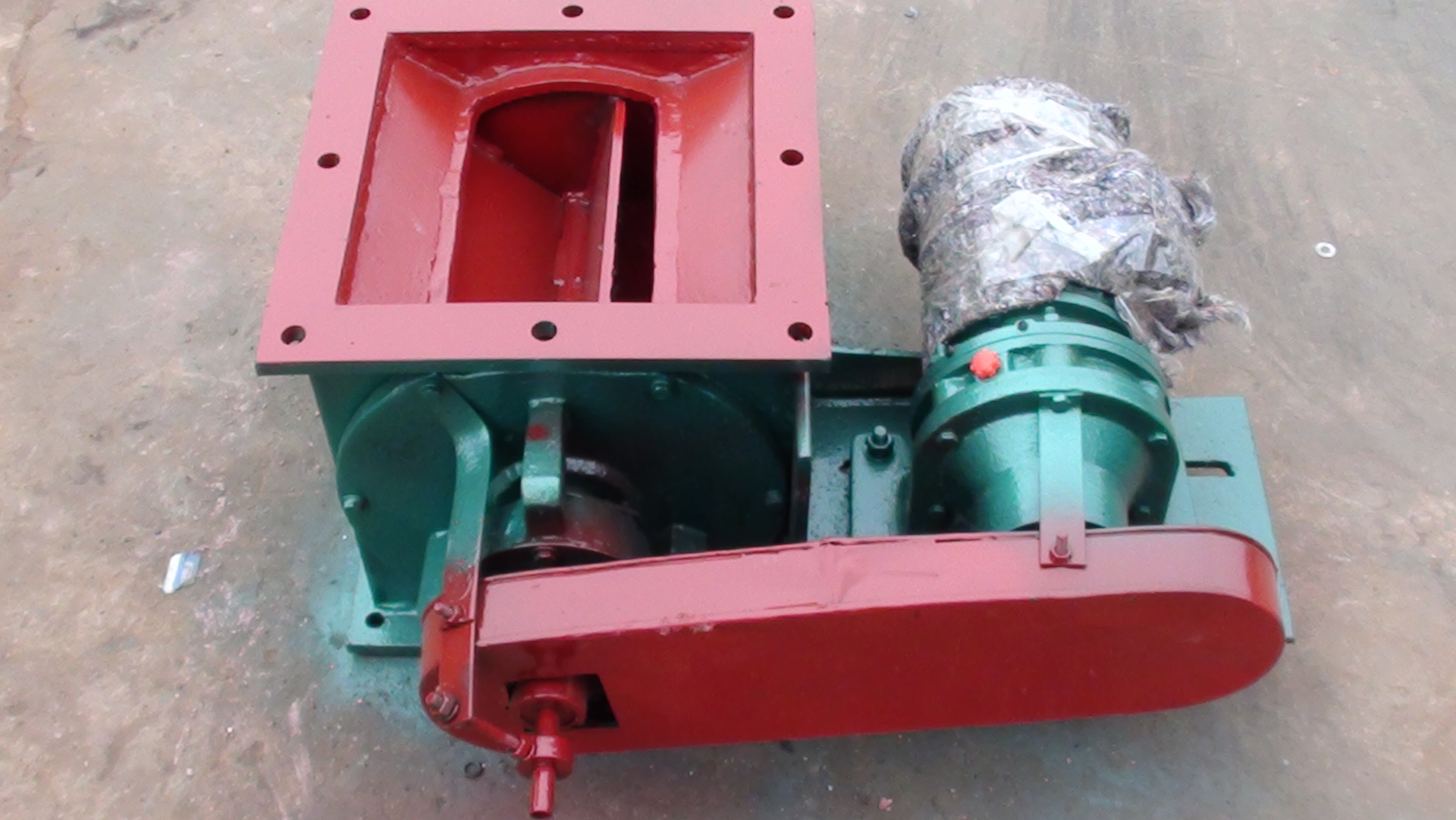 鏈條傳動(dòng)卸料器 由旋轉給料器是由帶有數片葉片的轉子葉輪、殼體、密封件及減速器、電動(dòng)機等組成；當上部料倉的物料靠自重落下充填在葉片之間的空隙中，隨葉片的旋轉而在下部卸