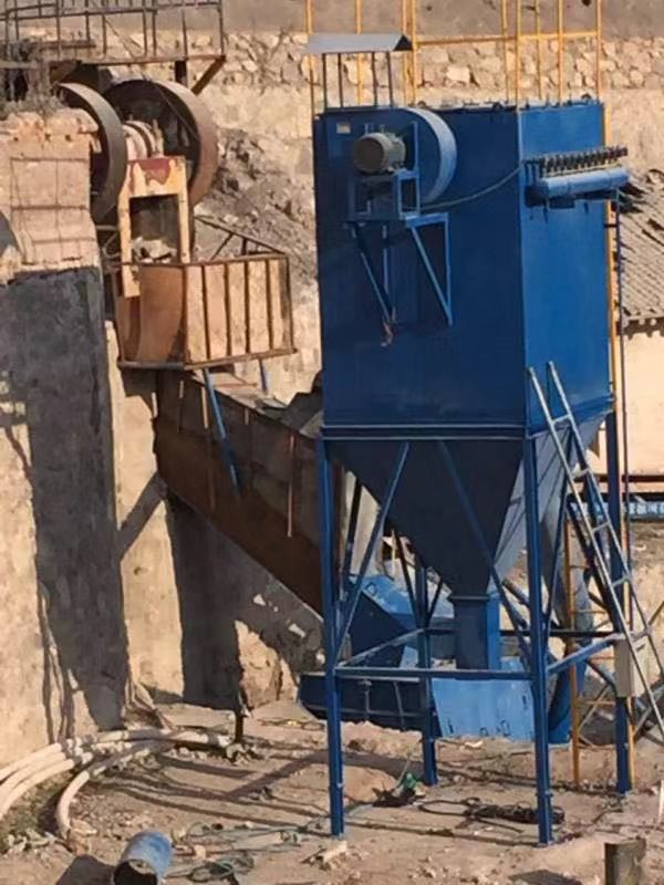 NHMC-96型脈沖袋式除塵器是我公司引進(jìn)德國具有九十年代技術(shù)水平的高效收塵器進(jìn)行消化吸收，并結合中國特點(diǎn)，研制出來(lái)的一種新型除塵器。