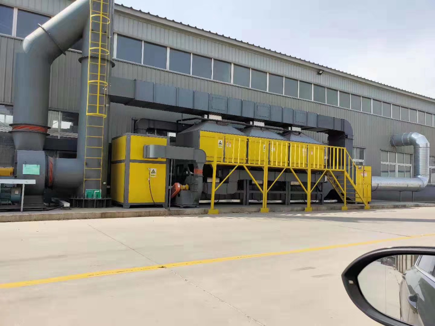 催化燃燒 是用催化劑使廢氣中可燃物質(zhì)在較低溫度下氧化分解的凈化方法。所以，催化燃燒又稱(chēng)為催化化學(xué)轉化。由于催化劑加速了氧化分解的歷程，大多數碳氫化合物在300~450℃的溫