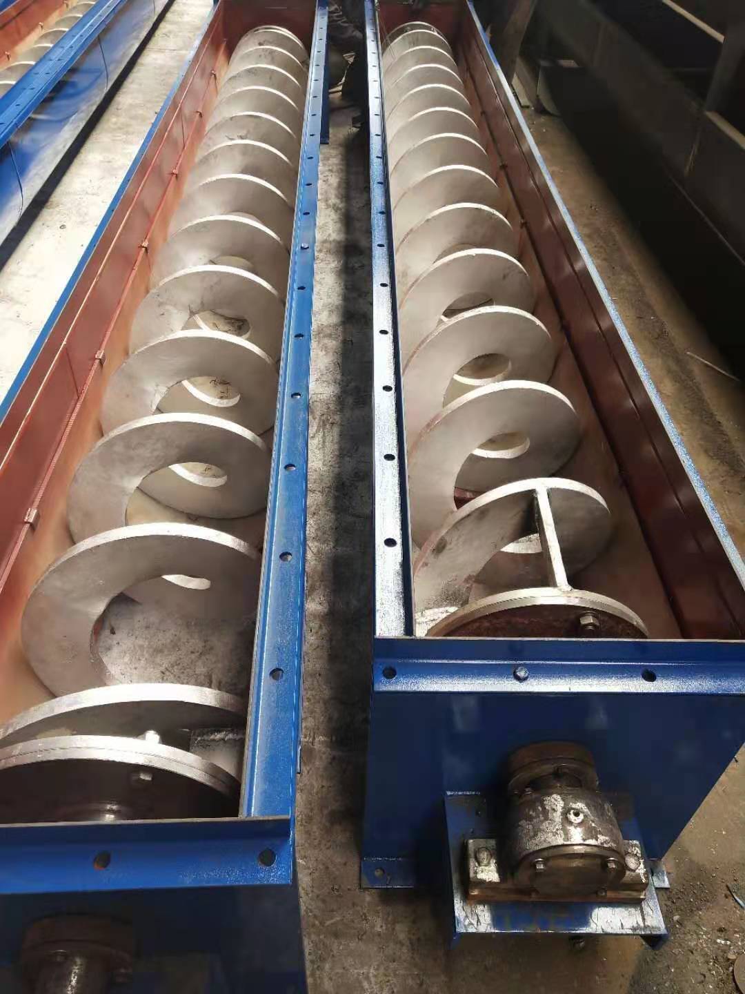 螺旋輸送機是一種利用電機帶動(dòng)螺旋回轉，推移物料以實(shí)現輸送目的的機械。它能水平、傾斜或垂直輸送，具有結構簡(jiǎn)單、橫截面積小、密封性好、操作方便、維修容易、便于封閉運輸